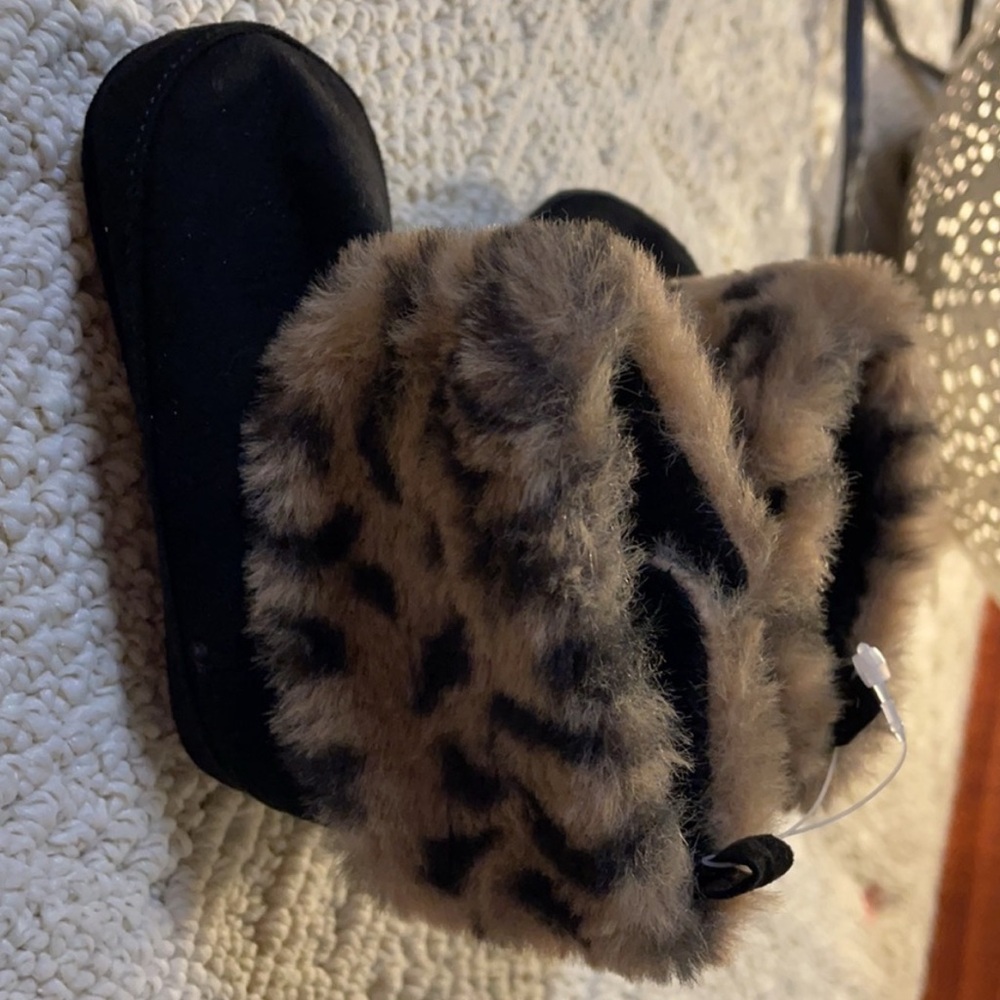 Faux Fur Trim Black Baby Boots and Tan Slippers size 6-9 months - Picture 3 of 9